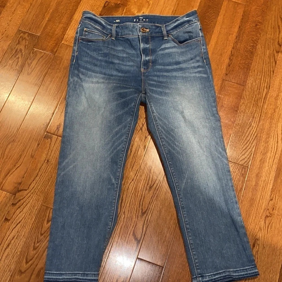 White House Black Market The flare cropped Jeans - Picture 2 of 16